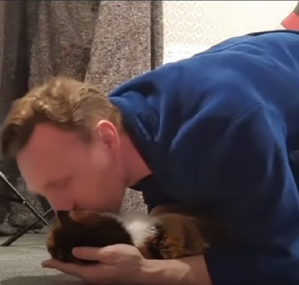 This Man is Obsessed with his 23 Year Old Cat